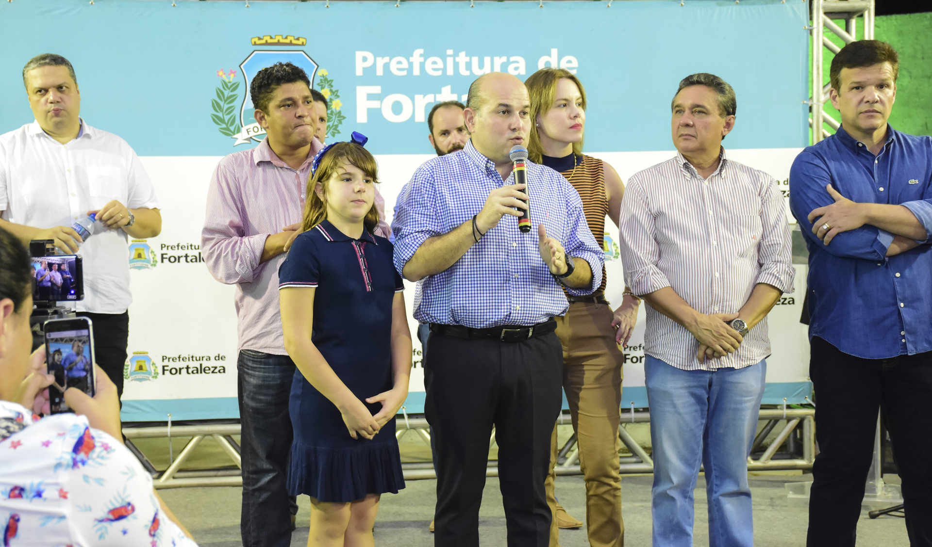 prefeito roberto cláudio fala ao microfone